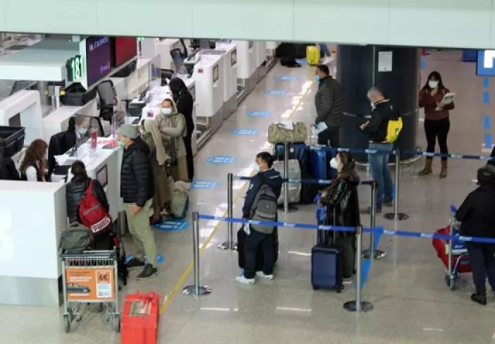 Una gran cantidad de viajeros se observa en el Aeropuerto de Roma.