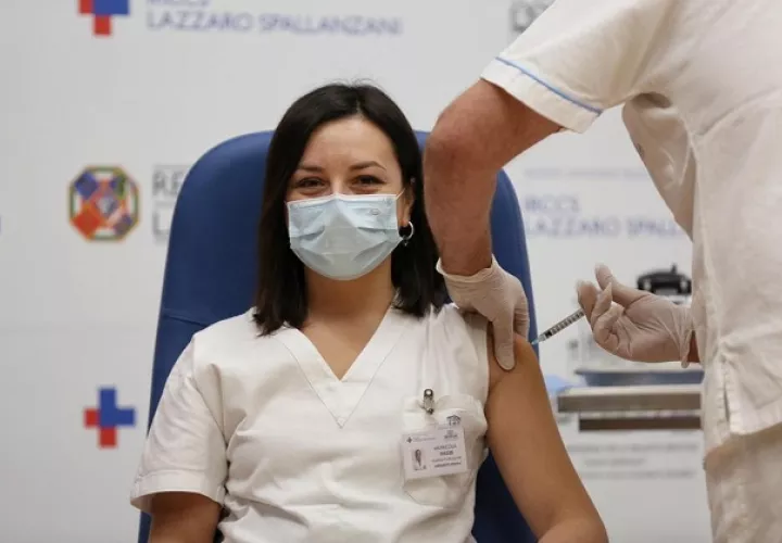 Un trabajador de la salud recibe hoy la vacuna contra la COVID-19 en Italia. Foto: EFE
