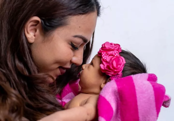 Jessica Román y su pequeña Jade. Foto: Cortesía / @edgarserranofotografia