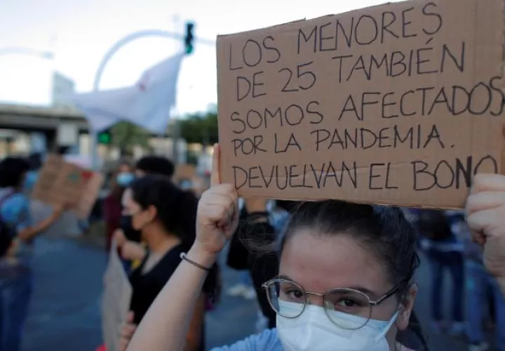 Los jóvenes se manifestaron el lunes frente a la Asamblea Nacional. Foto: EFE