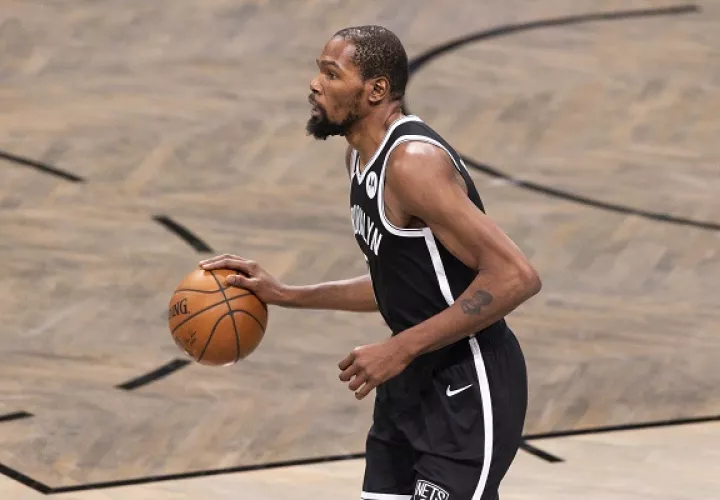 Kevin Durant volvió a destacar por los Nets. Foto:EFE