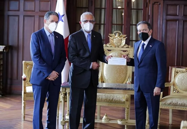 El mandatario Laurentino Cortizo recibió el cheque de manos del administrador de la Autoridad del Canal de Panamá (ACP), Ricaurte Vásquez, y en presencia del ministro de Asuntos para el Canal, Aristides Royo.