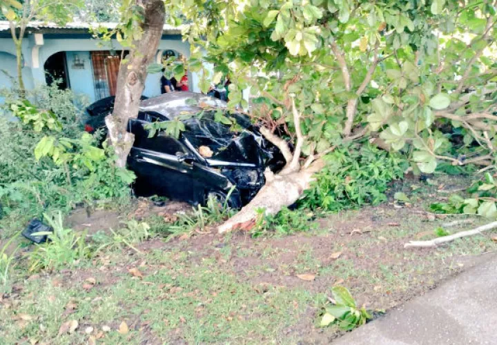 El auto quedó a poca distancia de la vivienda. Foto: Thays Domínguez