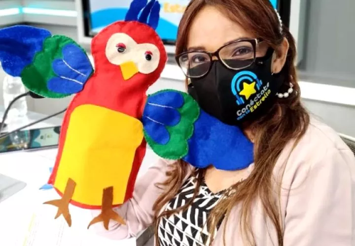 La maestra Kathya Sarina Miranda dicta la clases televisada de Español a nivel nacional. Foto Cortesía