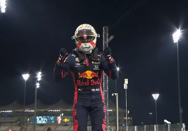 Max Verstappen celebra su victoria.