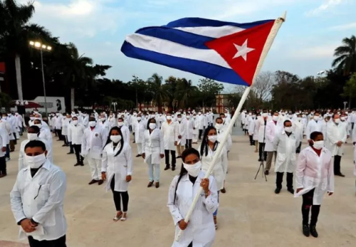 El pasado 24 de diciembre llegó a Panamá un contingente de 220 médicos especialistas cubanos. Foto:EFE