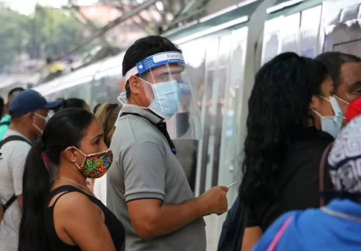 El Metro de Panamá recomienda a los usuarios usar la careta facial para una mayor protección contra el coronavirus. Foto cortesía Metro de Panamá