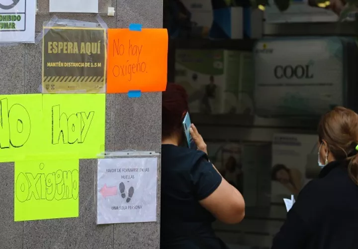 Personas esperan en un establecimiento en México para adquirir tanques de oxígeno. Foto: EFE
