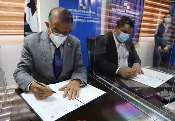 El convenio fue firmado por el ministro del Mida, Augusto Valderrama (izq.), y el director  del Registro Público de Panamá, Bayardo Ortega.