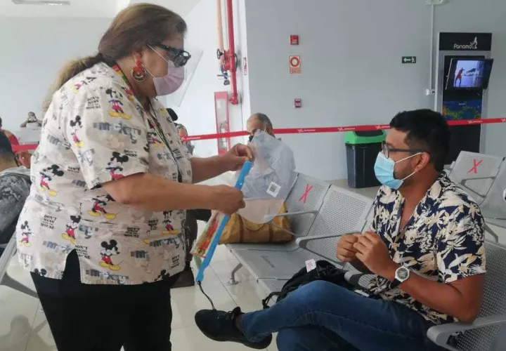 Entregaron caretas facial Aeropuerto Marcos A. Gelabert.