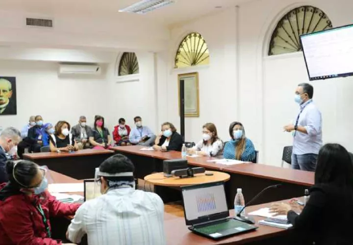 Reunión con directores de hospitales de la red pública y hospitales privados para reforzar la estrategia y la comunicación.
