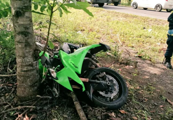 Pastor García Rangel, cuando la vida le sonreía, junto a su motocicleta. Foto: Thays Domínguez.