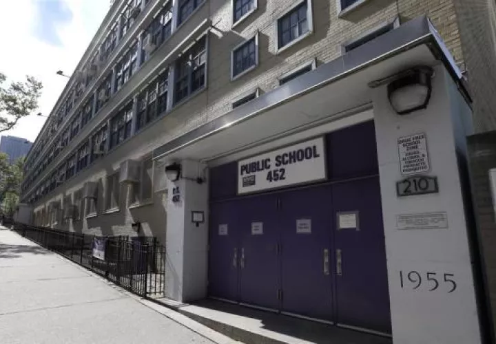 De cara al próximo curso, las escuelas de grado medio en Nueva York -de sexto a octavo curso- tendrán que paralizar sus procesos de selección y, cuando tengan más solicitudes que plazas, utilizar un sistema de lotería. Foto: EFE