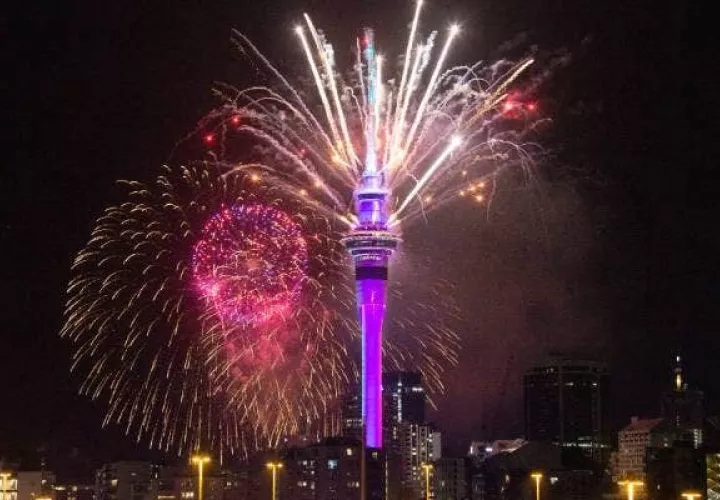 Los fuegos artificiales fueron la gran atracción del recibimiento del nuevo año en Nueva Zelanda. 