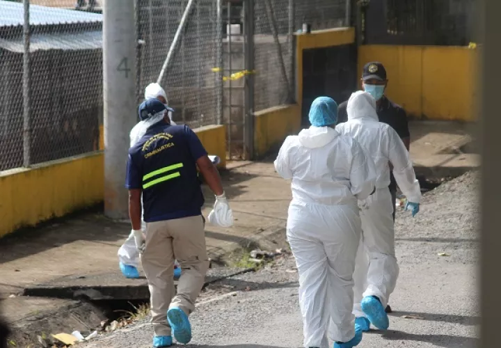 Según los primeros informes de las autoridades, el cuerpo se encontraba debajo de cartones y restos de madera. 
