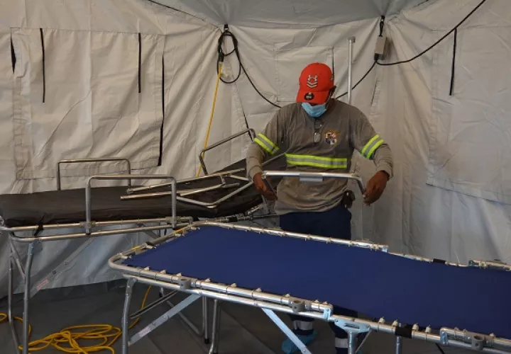 La estructura está dividida en cinco módulos, cuatro de ellos con capacidad para 40 camas hospitalarias y una estación central para enfermería.
