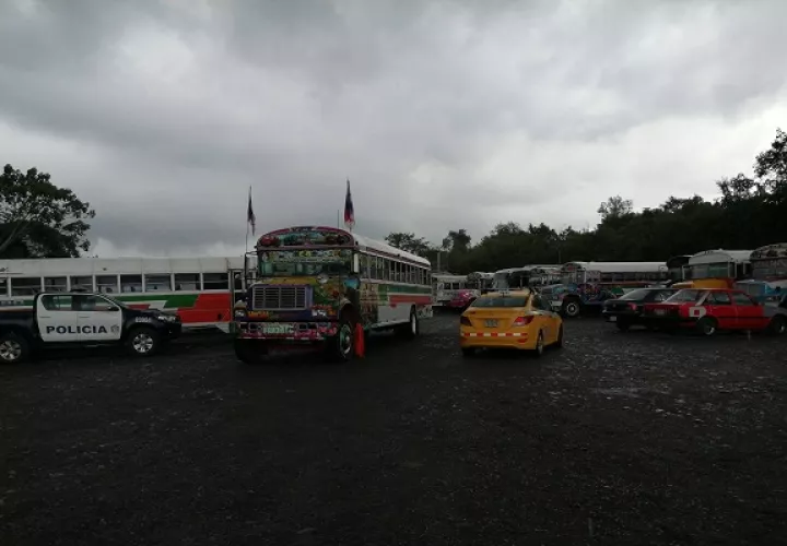 El director provincial de la ATTT, Javier Ortiz, advirtió que se procedería a sancionar a los conductores que sobrepasen el límite de personas a transportar. Foto: Eric Montenegro