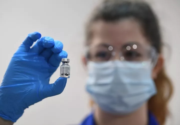 Estados Unidos se convierte así en el sexto país del mundo en autorizar la vacuna de Pfizer. Foto: EFE 