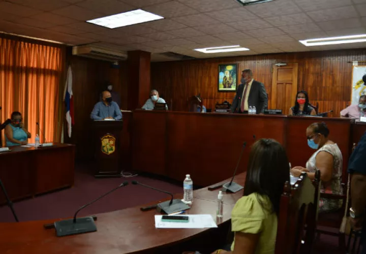 Omar Sugasti ante el Consejo Municipal de La Chorrera, adversando las nuevas medidas sanitarias. Foto: Eric A. Montenegro