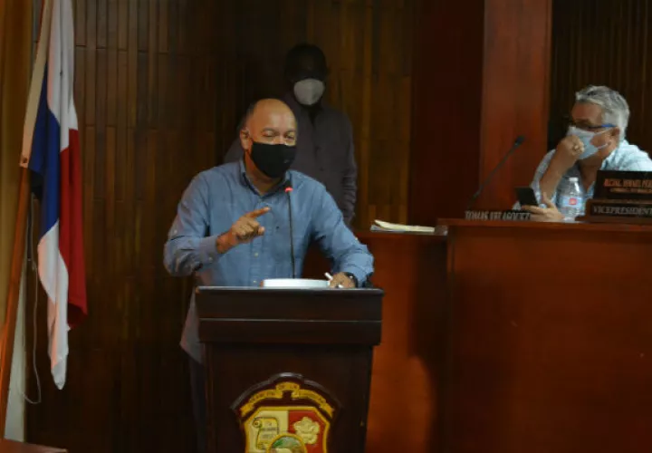 Omar Sugasti ante el Consejo Municipal de La Chorrera, adversando las nuevas medidas sanitarias. Foto: Eric A. Montenegro