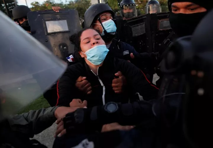 La estudiante universitaria Ileana Corea recibió varios golpes en la cara por una unidad policial durante la protesta. Foto: EFE 