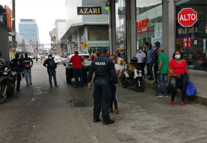 La segunda protesta se efectuó en las puertas principales de la Zona Libre de Colón. Foto: Diómedes Sánchez S.