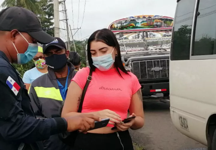 En los retenes se busca evitar la movilización de personas hacia el interior del país o playas. Foto: Eric A. Montenegro
