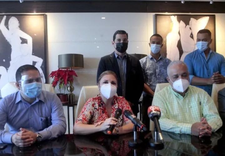 Miembros de la junta directiva de Realizando Metas ayer durante la conferencia de prensa.