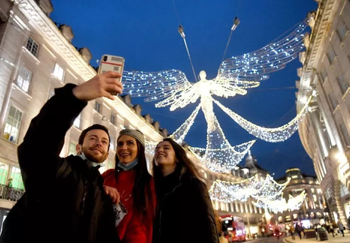 Compradores posan para una fotografía mientras se dirigen a Regents Street en Londres, donde se ha dado un aumento de contagios de COVID-19. Foto: EFE