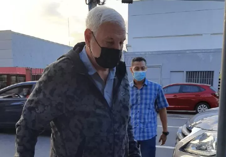 Ricardo Martinelli acude a la Fiscalía a interponer la denuncia. Archivo