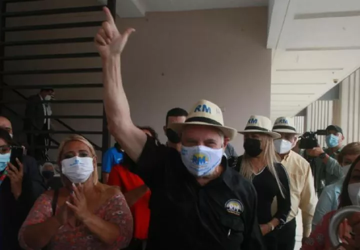 Ricardo Martinelli (negro) ha recibido el apoyo de miles de panameños en la formación de su nuevo partido Realizando Metas. Archivo