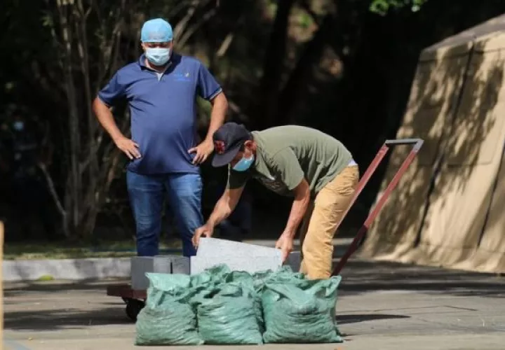 En medio de la pandemia de COVID-19 las autoridades de salud han tenido que improvisar carpas que funcionarán como salas hospitalarias.