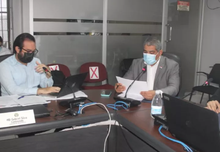 El ministro de Salud sustentó ayer, en la comisión de Presupuesto de la Asamblea, varios traslados de partida para pagar deudas. Cortesía