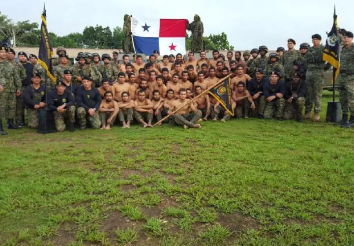 Losmiembros del Senafront son entrenados bajo rigurosos entrenamientos, que incluyen actividades en la selva. 