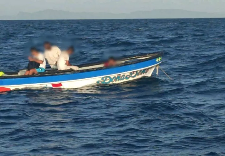 La embarcación "Doña Dene" presentó desperfectos mecánicos en el mar.
