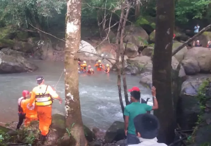 Rescatistas del Sinaproc ubicaron el pasado 3 de diciembre los cuerpos sin vida de dos menores de edad reportados como desaparecidos por causa de una creciente en el Río Jacaque. Foto cortesía Sinaproc