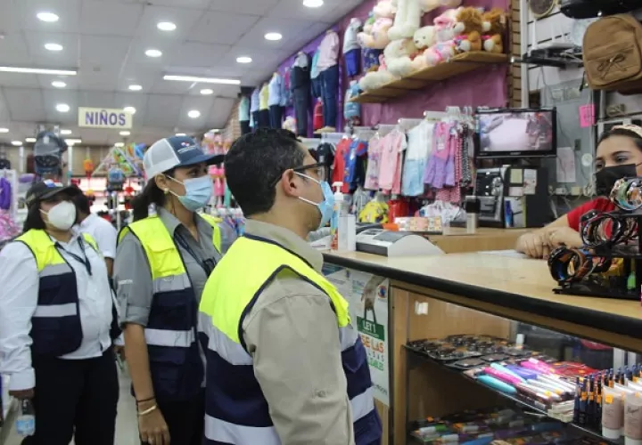 Las autoridades han detectado comercios que incumplen el horario.