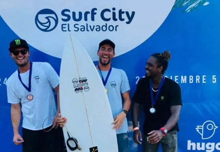 Oli Camarena (der.) en El Salvador. Foto:Cortesía