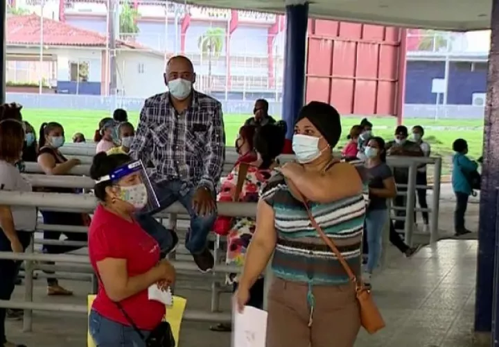 Largas filas para retiro de tarjetas.