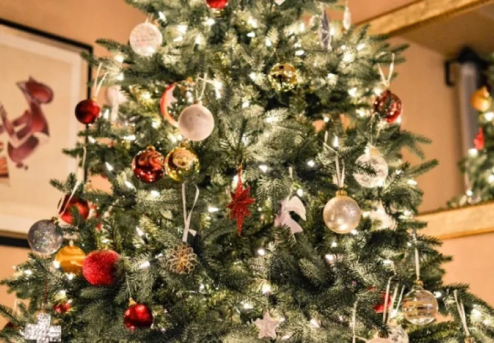 Se coloca el arbolito y se decora la casa con adornos navideños. Foto: Ilustrativa / Pixabay