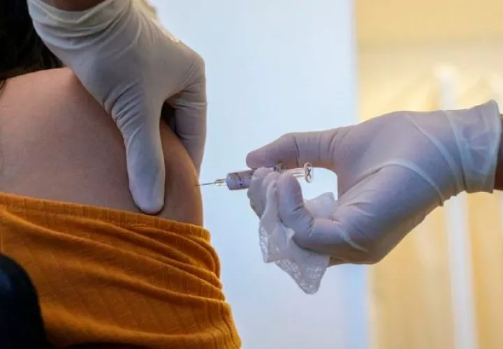 Los primeros en ser vacunados será los trabajadores de la salud. Foto ilustrativa
