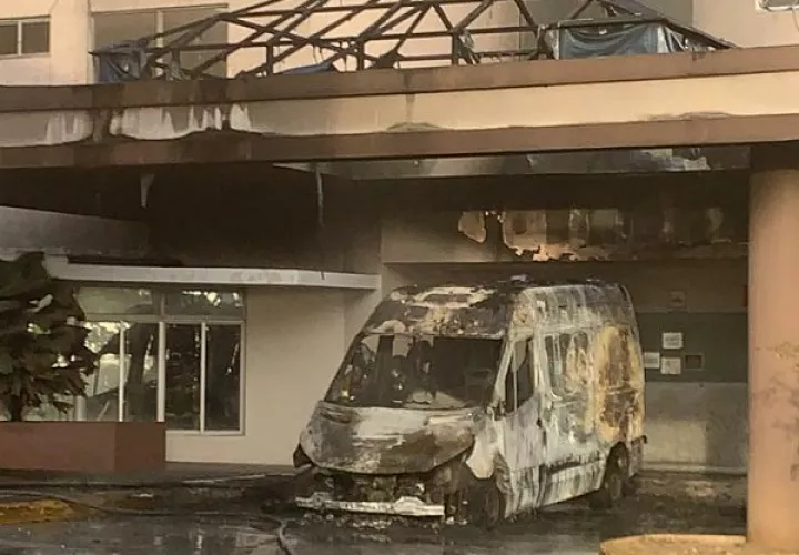 Las llamas consumieron la ambulancia.