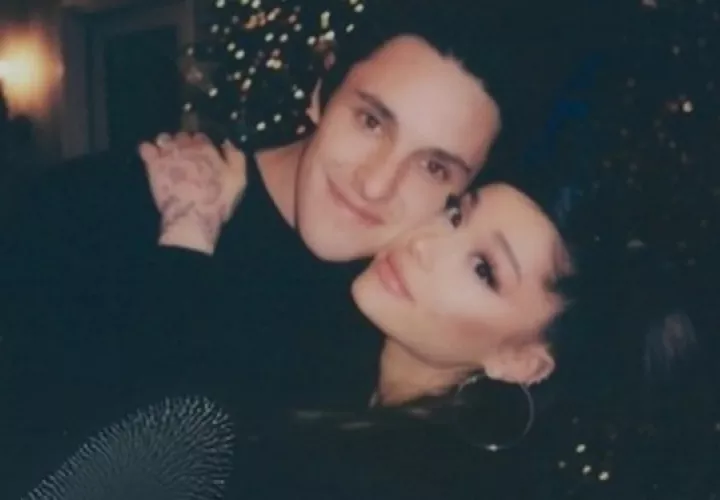 Ariana Grande y su prometido. Foto: Instagram