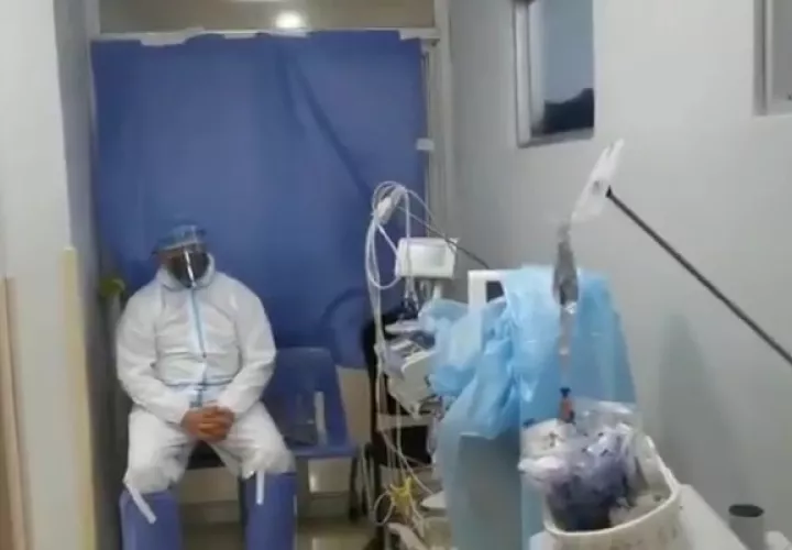 En esta policlínica, asegura el personal médico existe una sala de aislamiento para pacientes positivos al virus covid-19, en la cual se han alojado hasta 20 personas en estado grave.