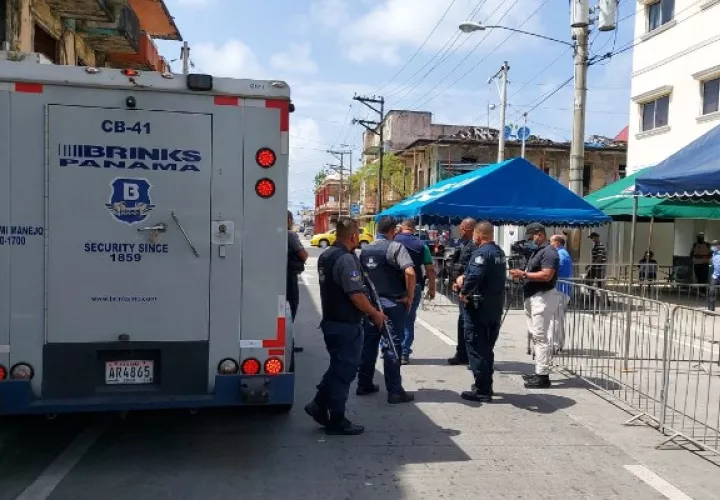 Un seguridad fue lesionado por los delincuentes y trasladado hacia el cuarto de urgencias de la Policlínica Juan Antonio Núñez, en medio de la confusión de las personas.