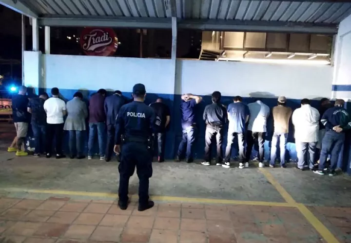 Los 16 hombres que fueron retenidos en el local comercial en Bella Vista fueron conducidos ante un juez de paz.
