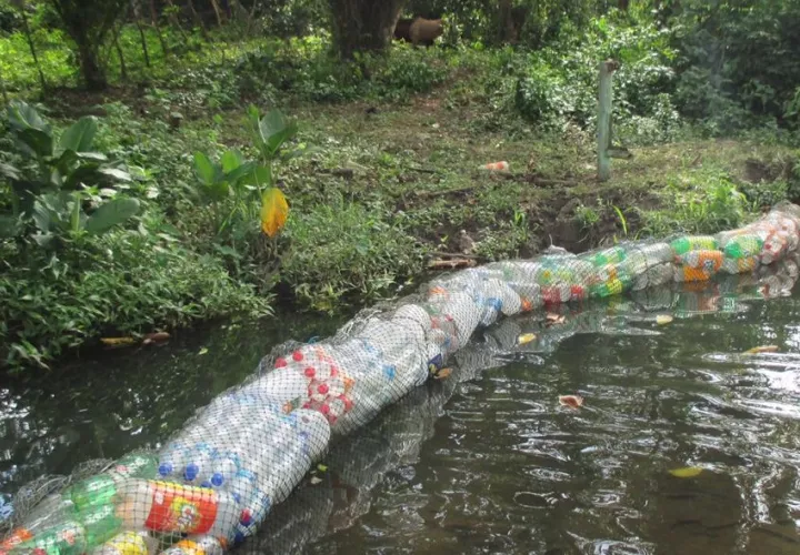 La instalación de la barrera acuática se hizo con apoyo del personal de Aseo y Ornato. Foto: Mayra Madrid