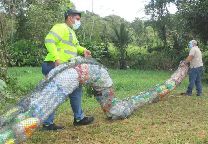 La instalación de la barrera acuática se hizo con apoyo del personal de Aseo y Ornato. Foto: Mayra Madrid