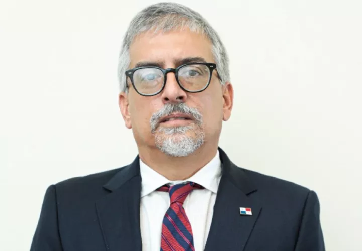 Carlos Motta Nuques.