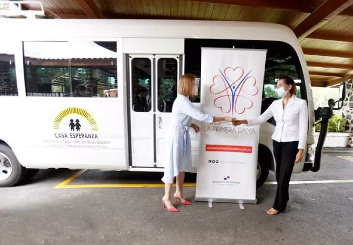 La Primera Dama de la República, Yazmín Colón de Cortizo (izq.), realizó la entrega formal de un autobús, como respuesta a la solicitud de Casa Esperanza. 